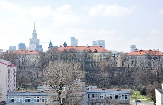 Budynki uniwersytetu warszawskiego a w tle panorama Warszawy