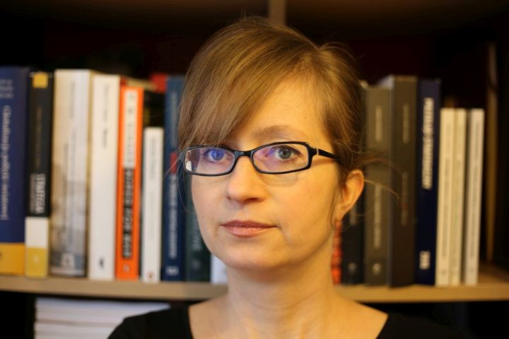 zdjęcie osoby na tle książek